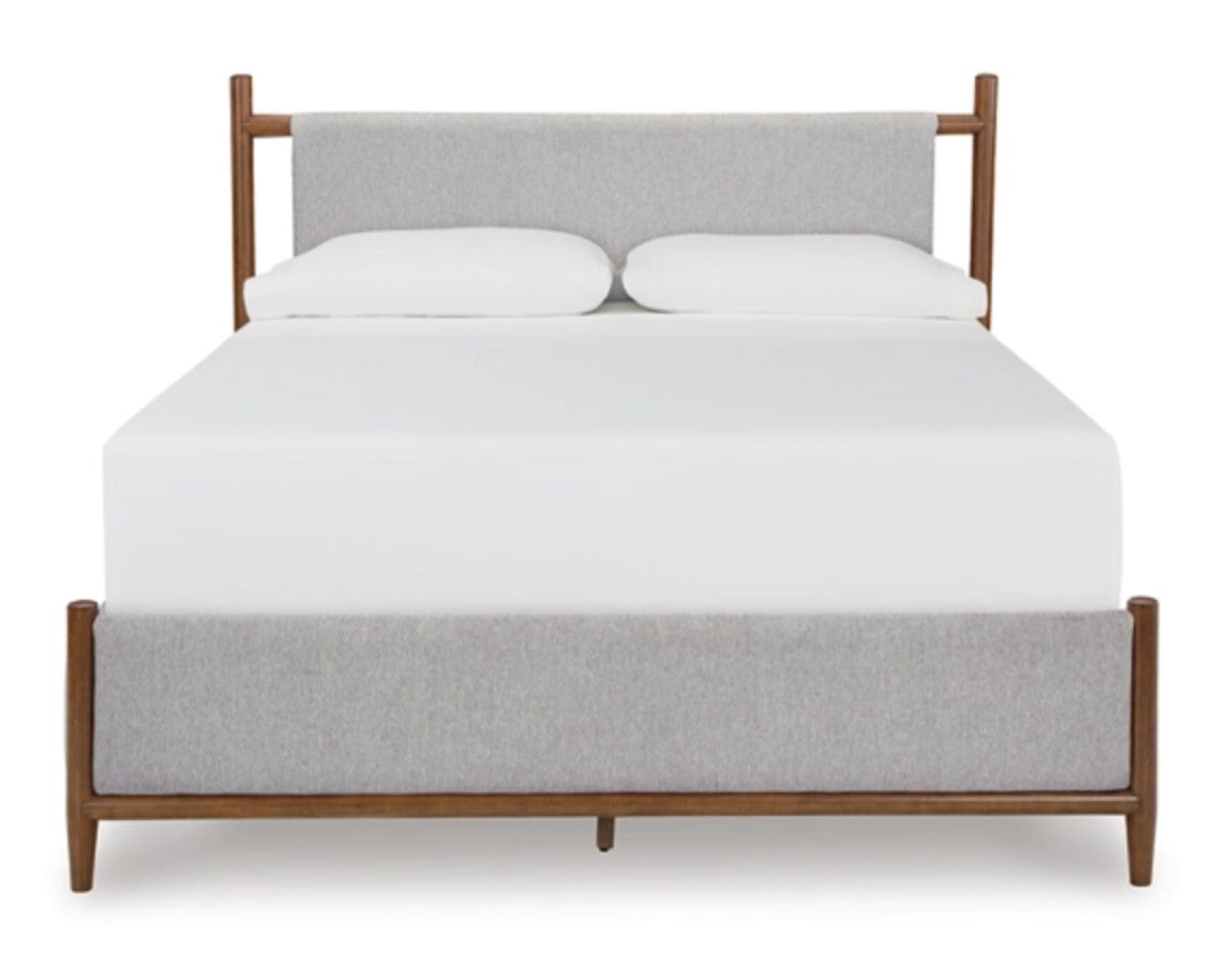 LYNCOTT QUEEN BED {REQUIRES -97 RAILS} B615-81